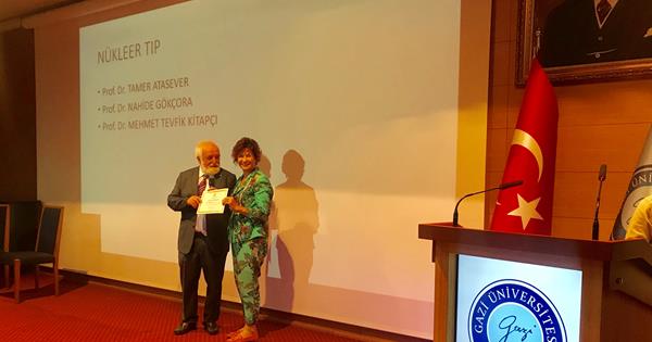 Gazi Üniversitesi Tıp Fakültesinin kuruluşunun 40. yıldönümünde   Prof. Dr. Nahide Gökçora onur belgesi aldı
